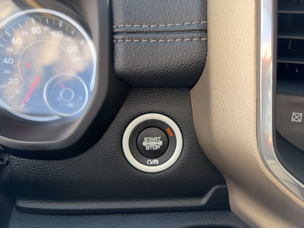 2019 RAM 1500 Laramie Crew Cab 4x4 5'7" Box